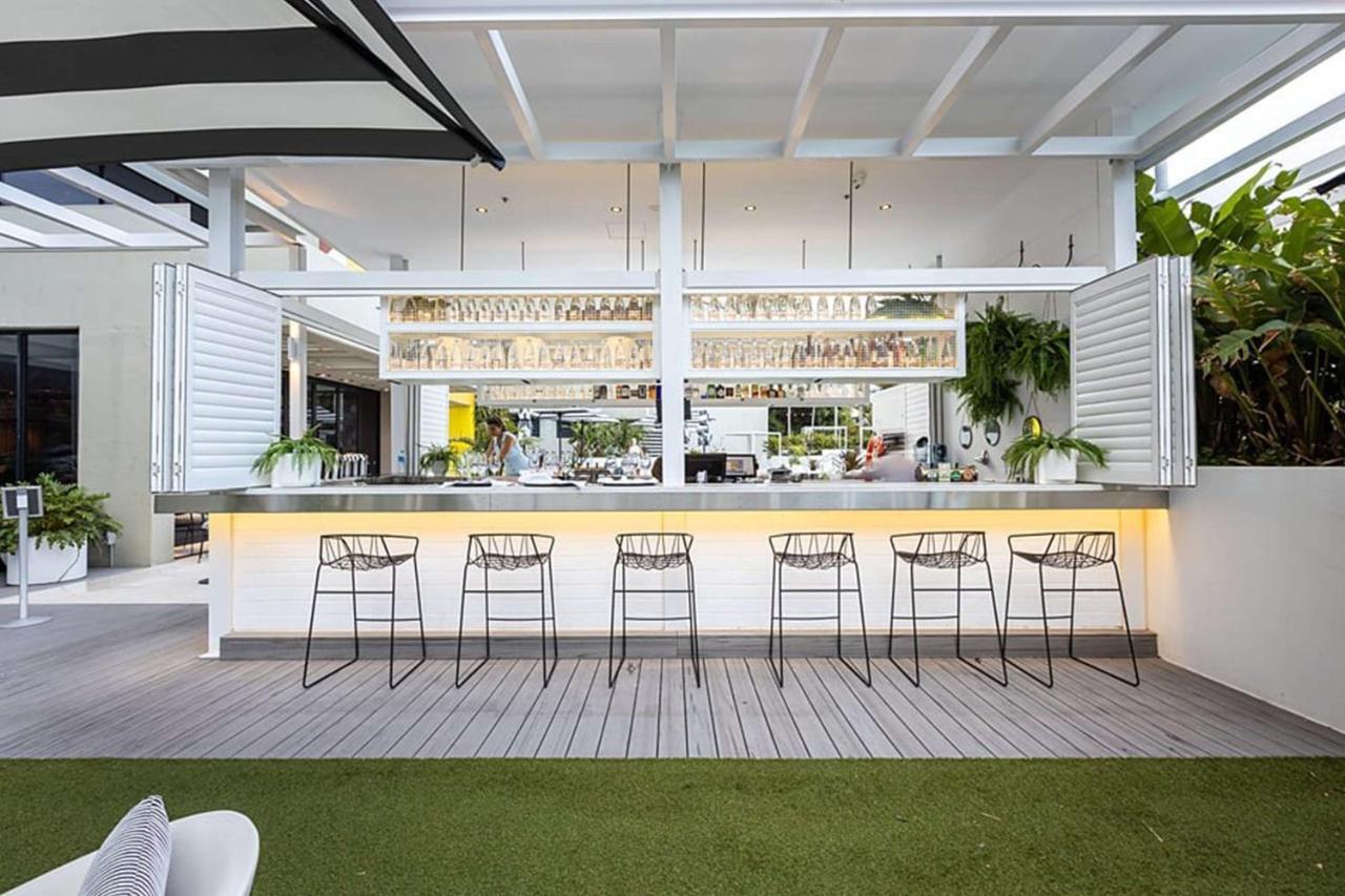 Qt Gold Coast Exterior foto The bar at the rooftop pool